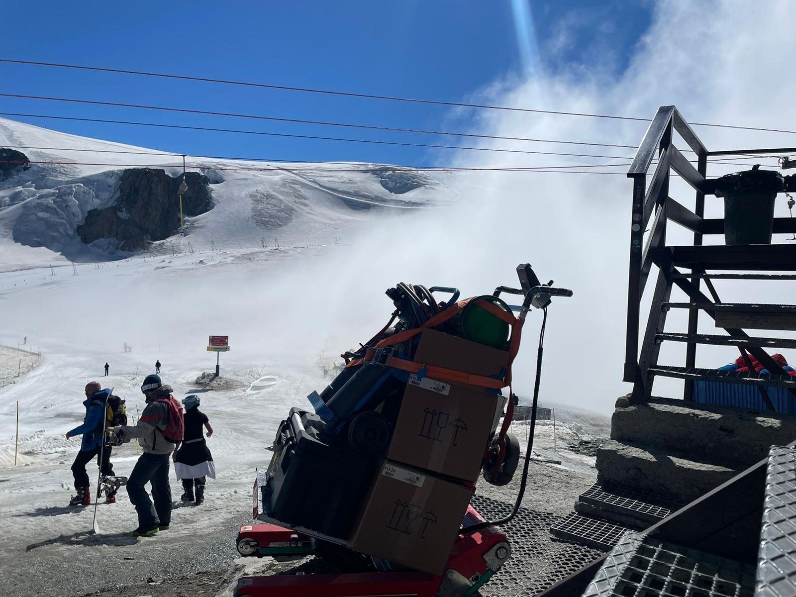 Saliscale Zonzini per trasporto materiale in cantiere con neve