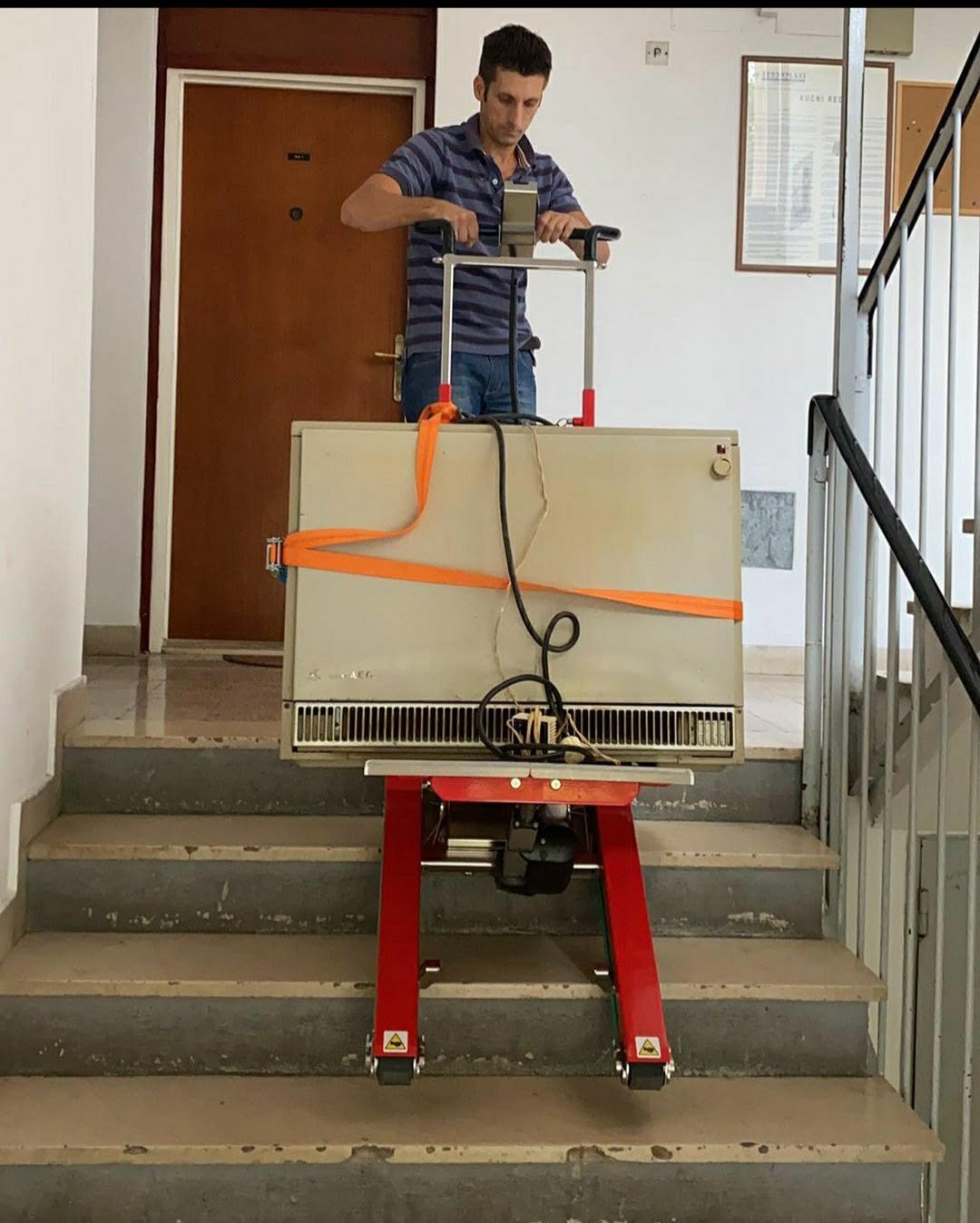 Carrello saliscale elettrico per trasporto frigorifero industriale su scale