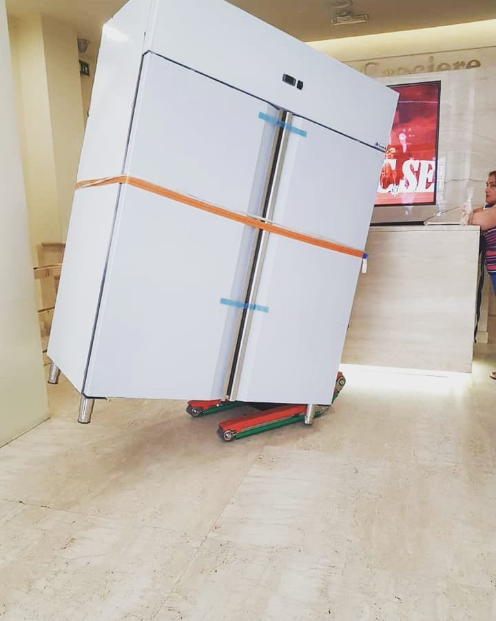 Carrello saliscale per movimentazione refrigeratore navale