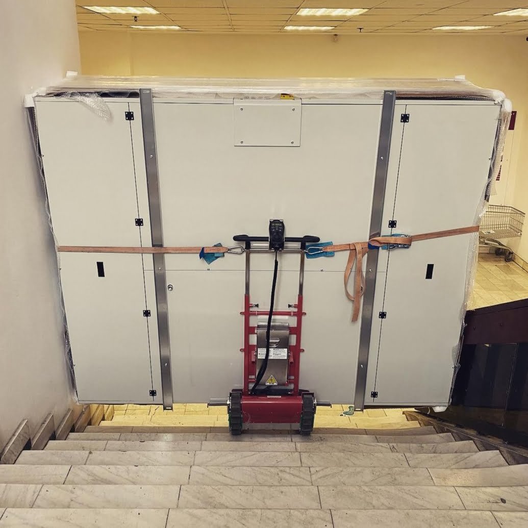 Carrello Zonzini per trasporto lavatrice industriale in lavanderia