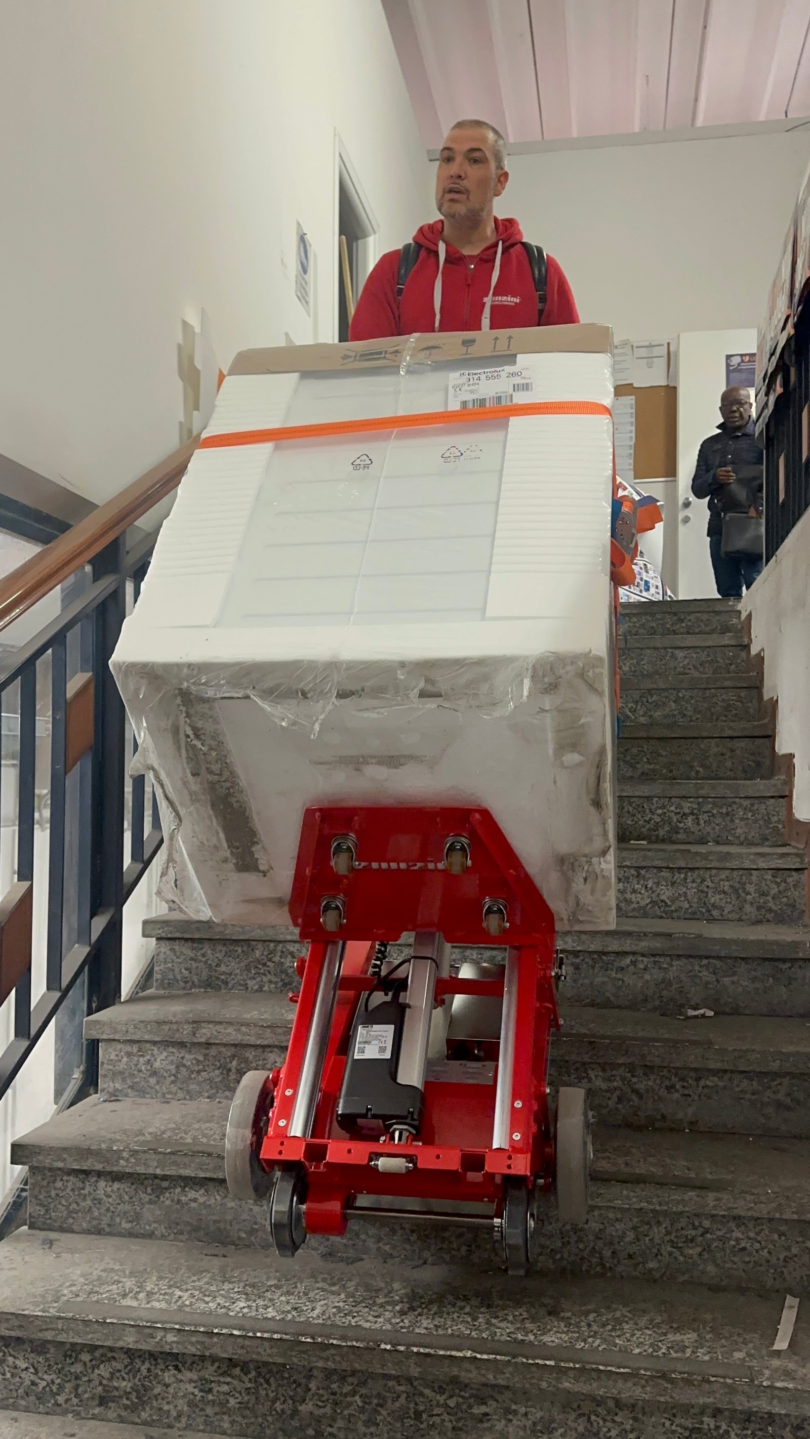 Carrello saliscale elettrico per frigorifero side by side