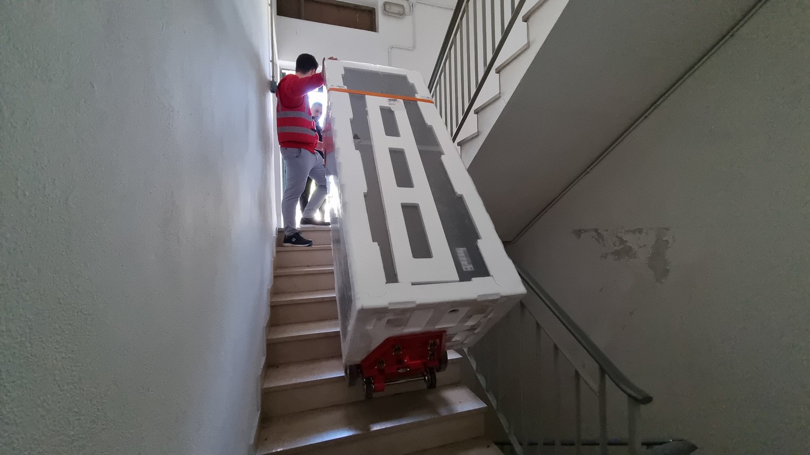 Saliscale elettrico per movimentazione lavastoviglie in appartamento