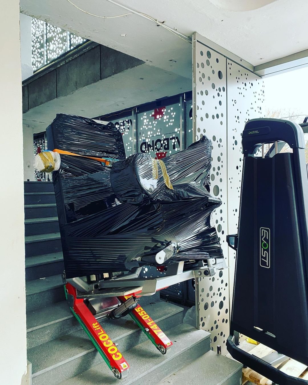 Movimentazione attrezzature gym con saliscale cingolato