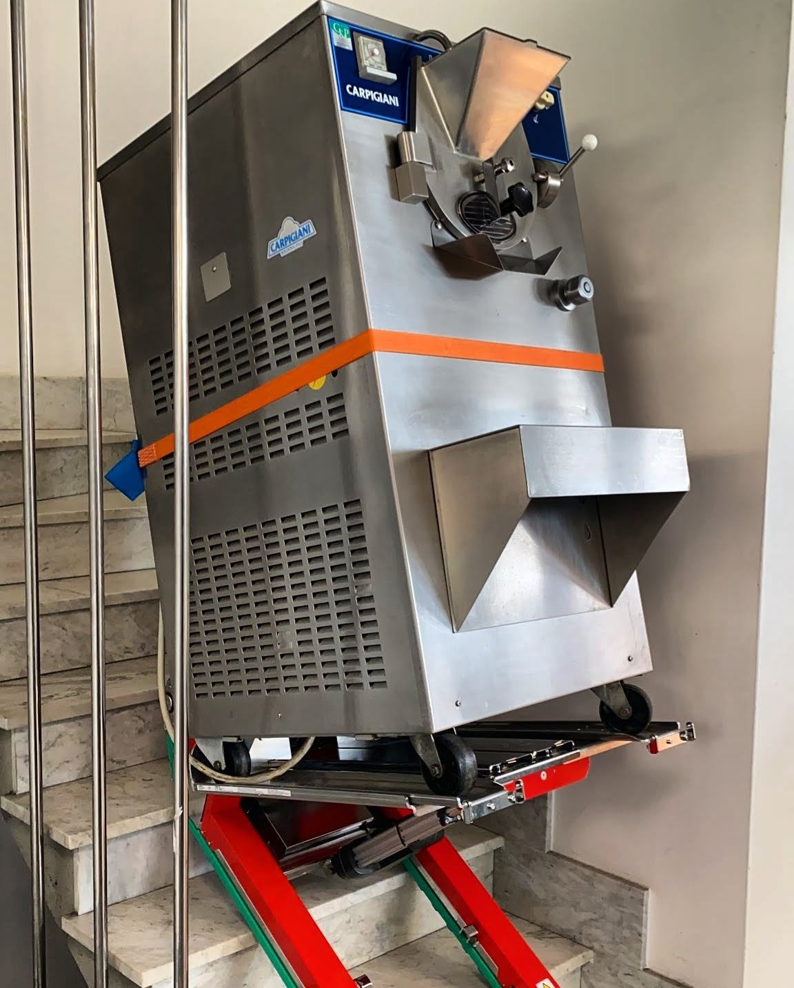 Carrello saliscale per macchinario industriale su scale