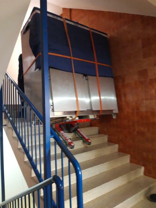 Trasporto materiale pesante su scale con carrello elettrico