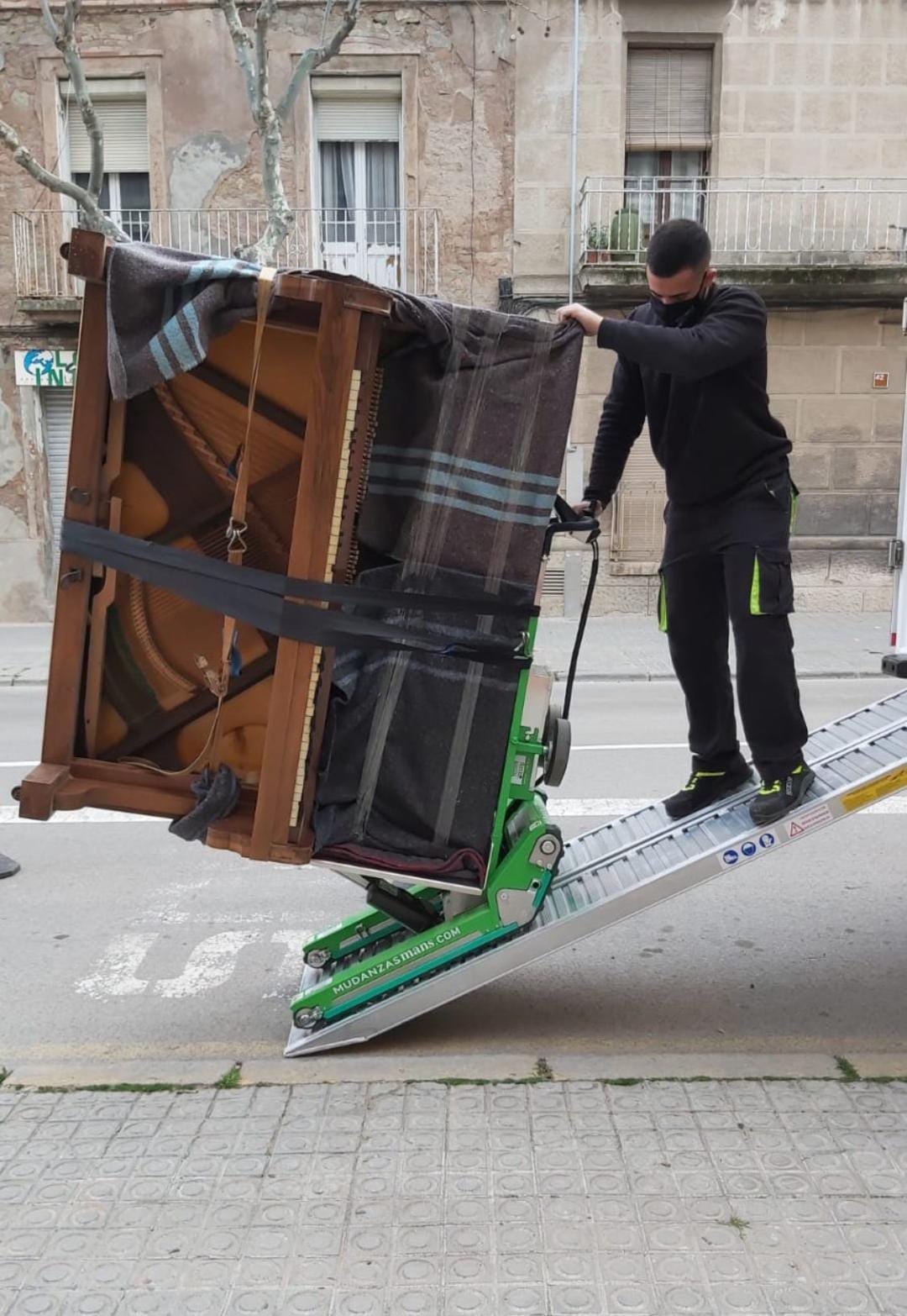 Carrello saliscale elettrico per trasporto pianoforte verticale