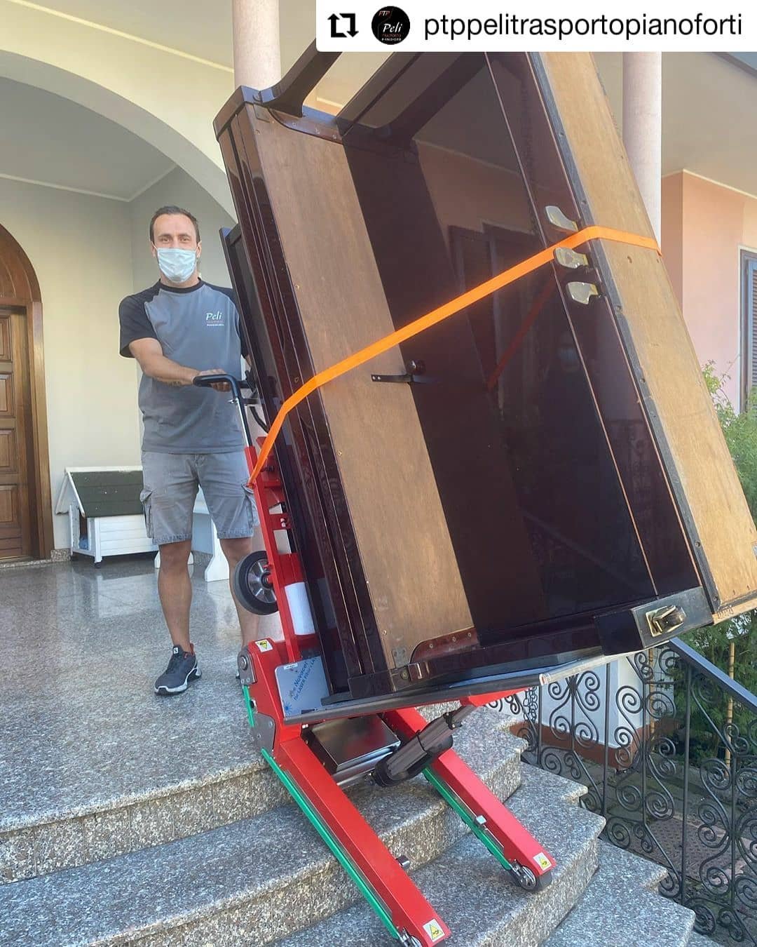 Carrello saliscale per pianoforte su scale in marmo