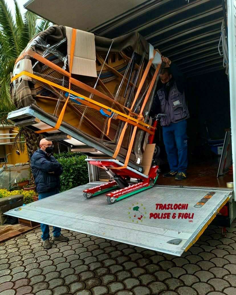 Carrello Zonzini per scarico pianoforte da furgone
