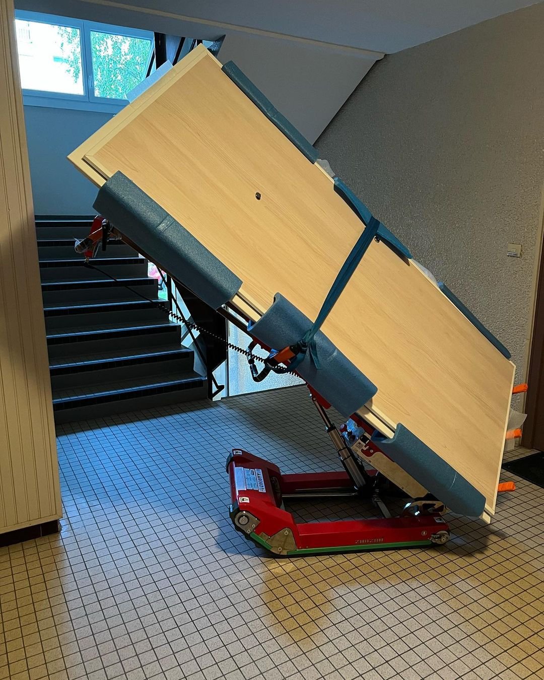 Carrello elettrico saliscale per trasporto persiane in alluminio