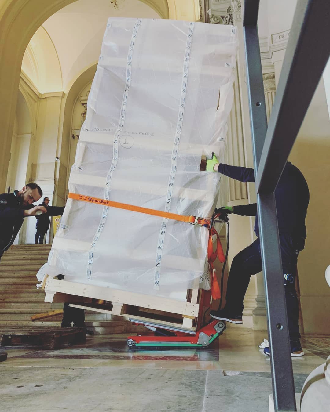 Movimentazione statue pesanti con carrello cingolato