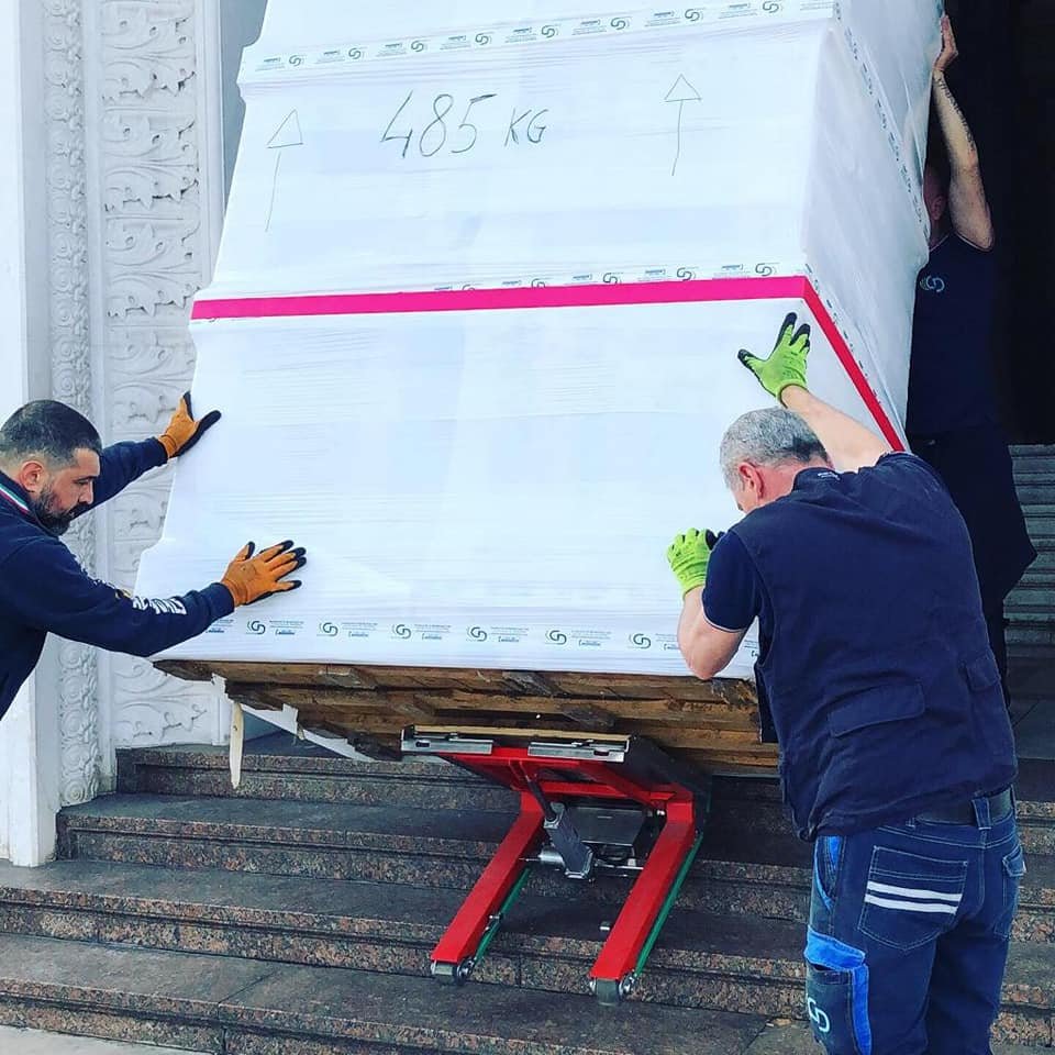 Saliscale elettrico per sculture da 500 kg in appartamento