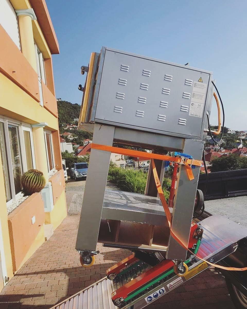 Carrello saliscale per consegna forno pizza a ristorante