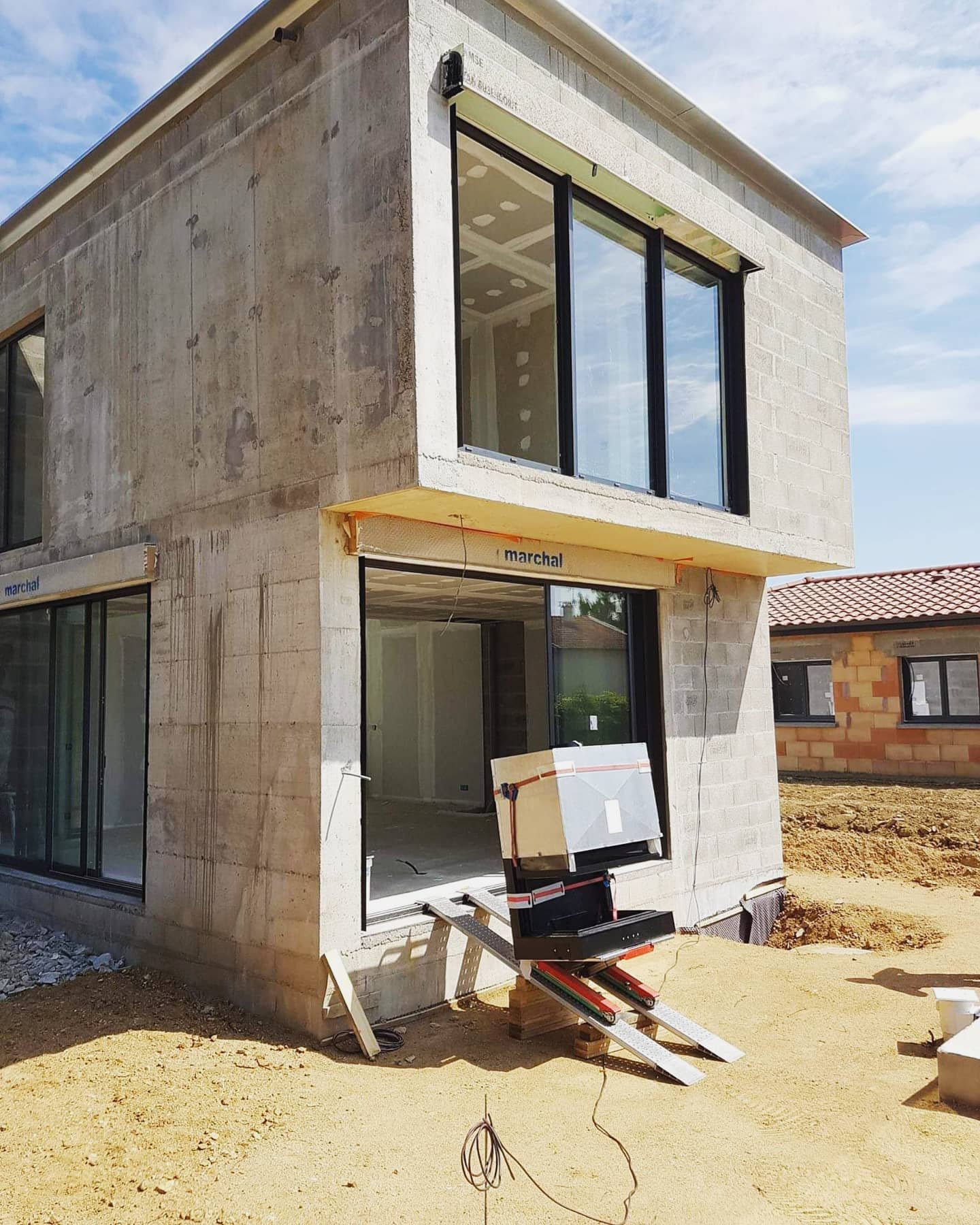 Saliscale elettrico per installazione forno in cantiere edile