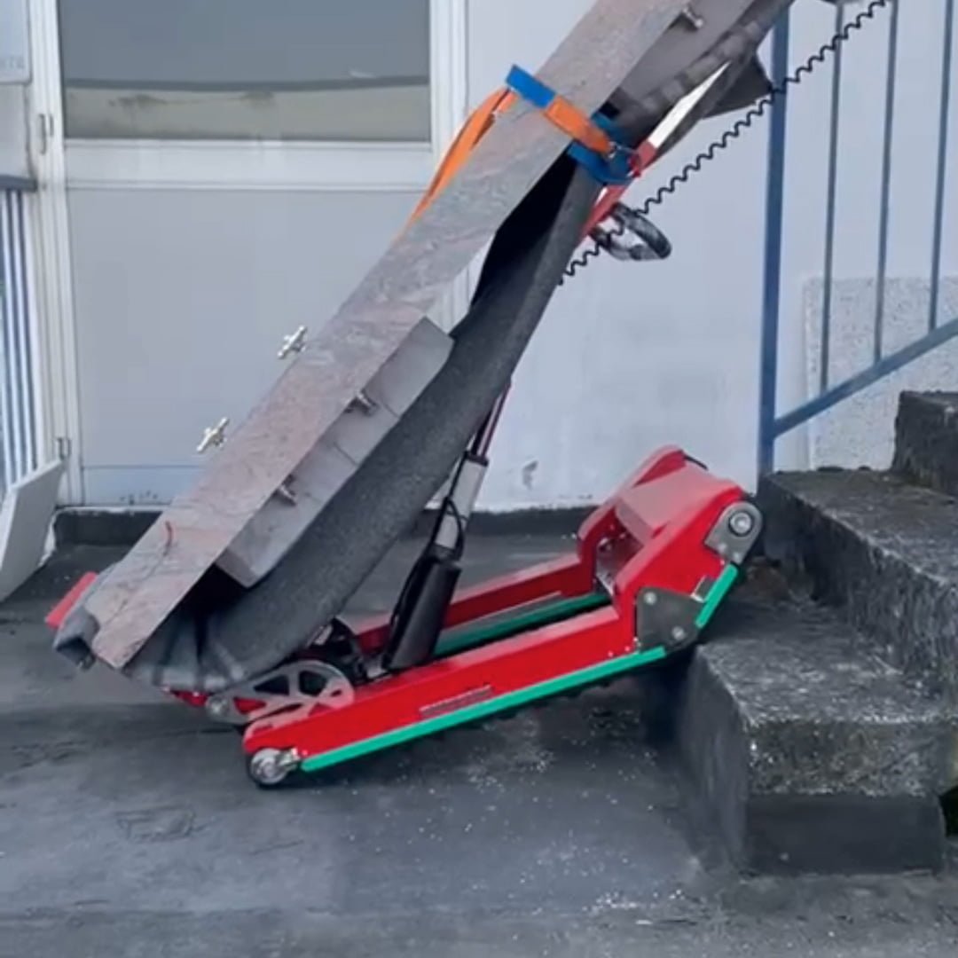 Saliscale Zonzini per movimentazione piano cucina in granito su scale