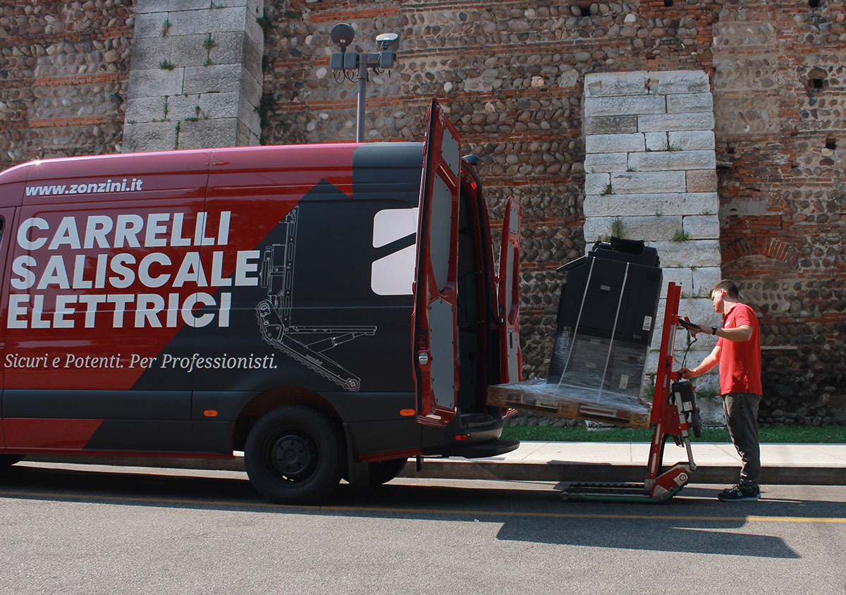 Movimentazione bancali pesanti su gradini con transpallet cingolato