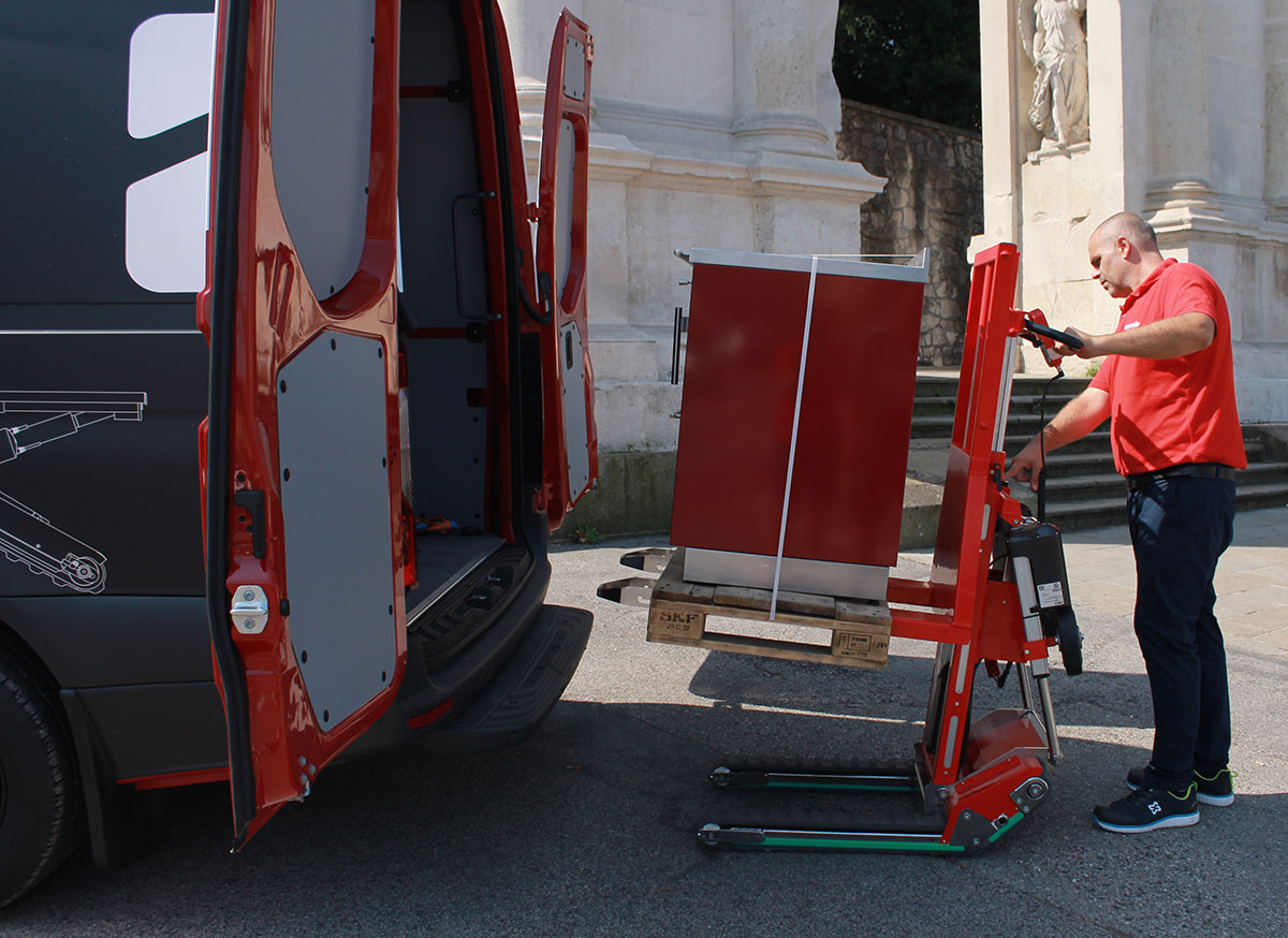 Sollevatore pallet per scale interne consegne ultimo miglio