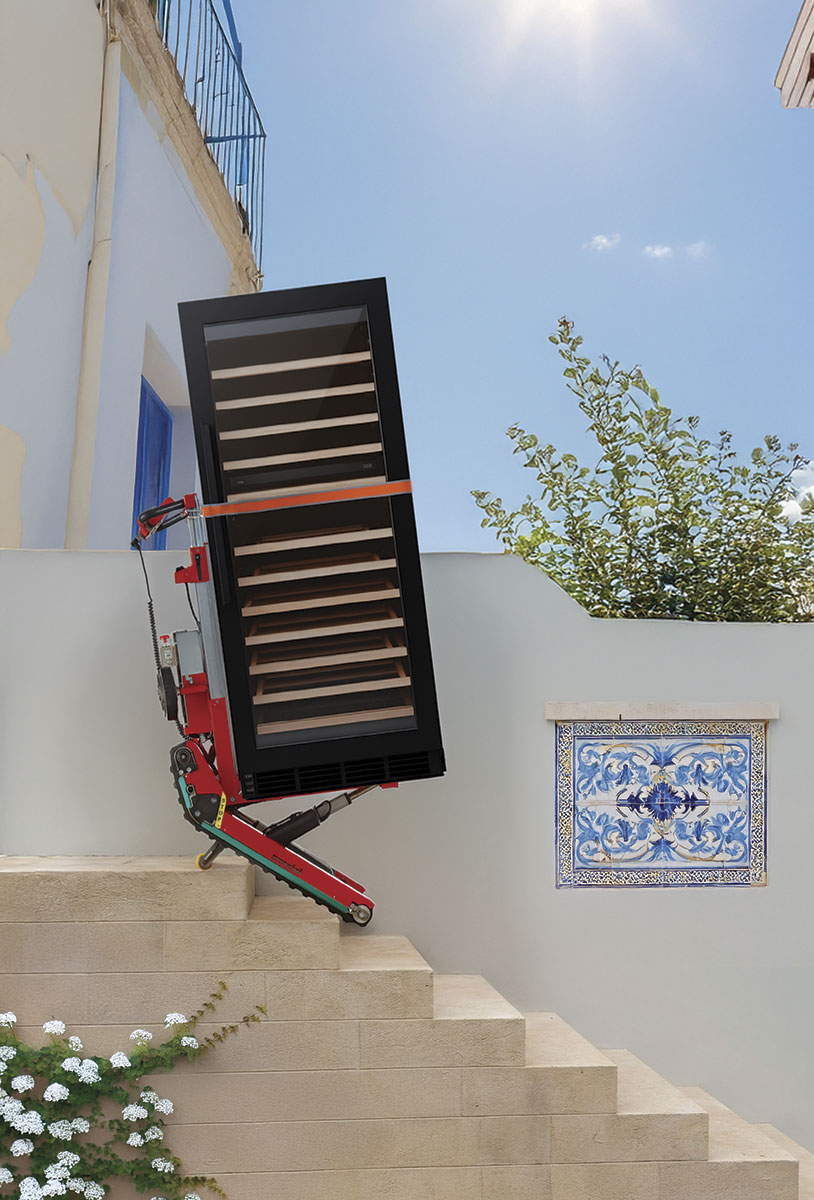 Carrello saliscale Domino su scale in pietra antica siciliana