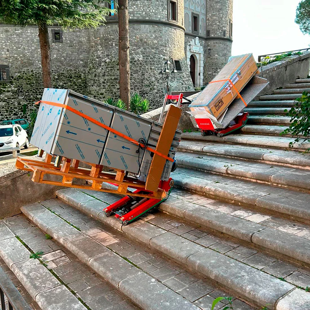 Carretilla en escaleras de mármol exteriores
