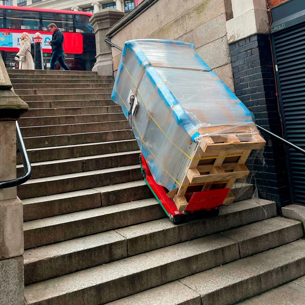 Carretilla en escaleras del metro