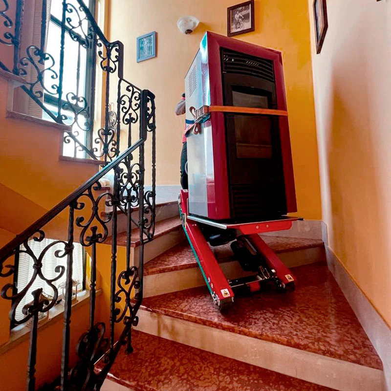 Transporte de estufa en escaleras