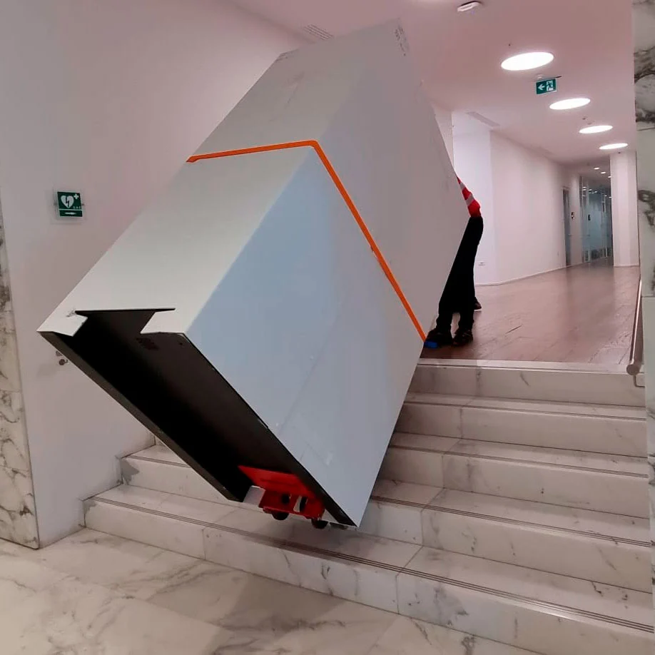 Carretilla en escaleras de mármol