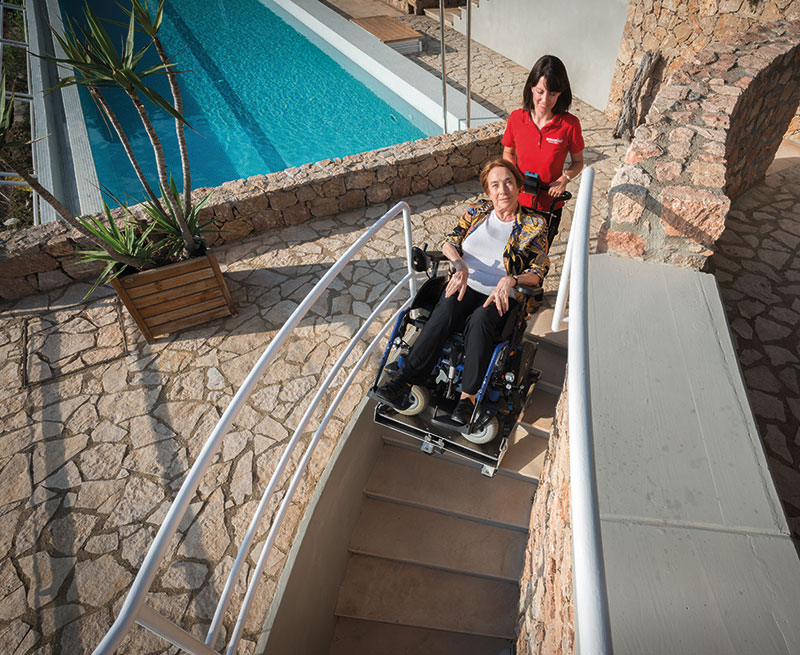 Trasporto di una persona anziana e disabile in carrozzina sulle scale con il montascale cingolato Domino People